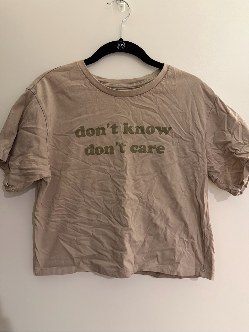 Neutral Graphic Tee "don't know don't care"